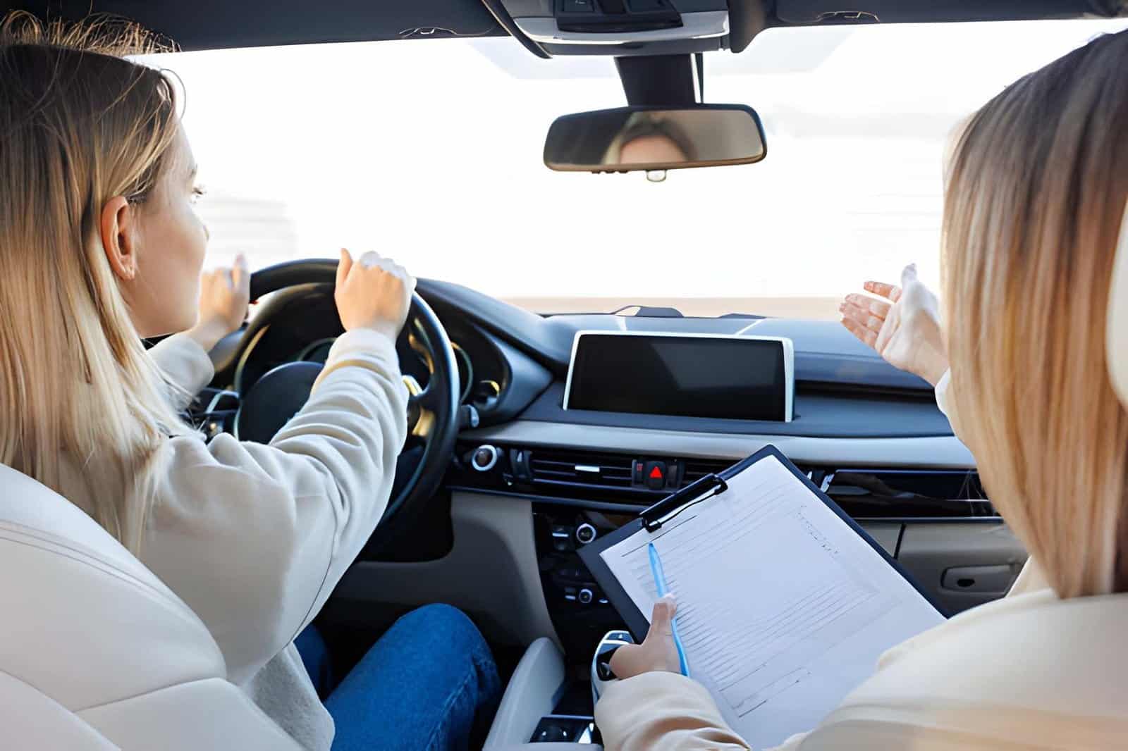 Deux femmes dans voiture pour la réforme du permis de conduire en Ukraine