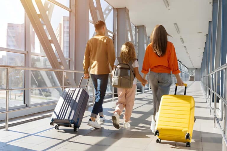 Un couple voyageant en Ukraine